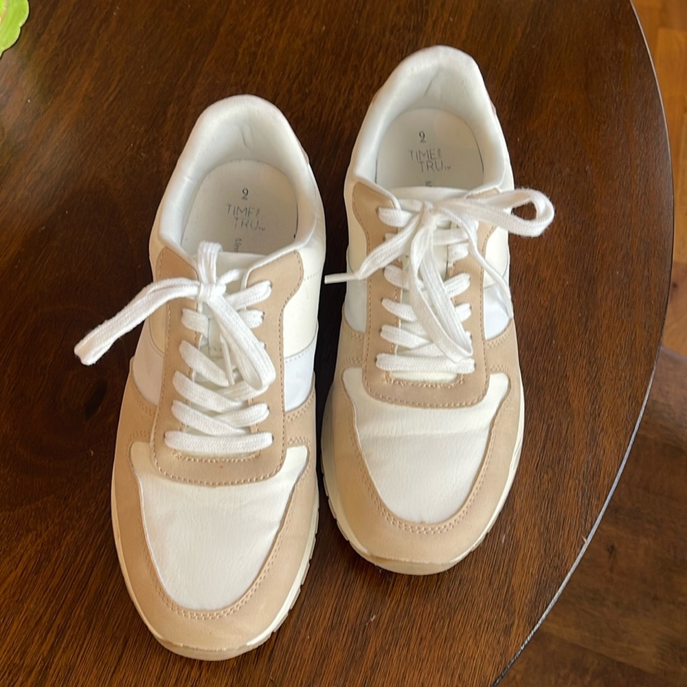 Woman’s tennis shoes sz 9